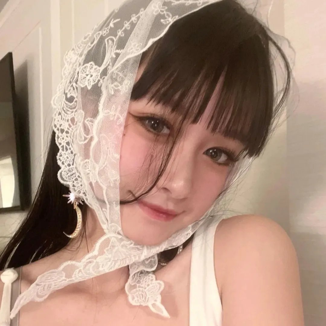 她在这里海报